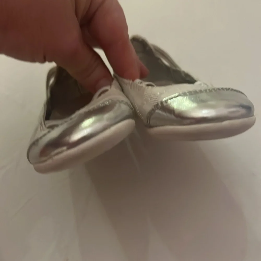 Kenneth Cole Reaction Girl’s Silver Pearl Flats Shoes Happy Space 2 Size 7
